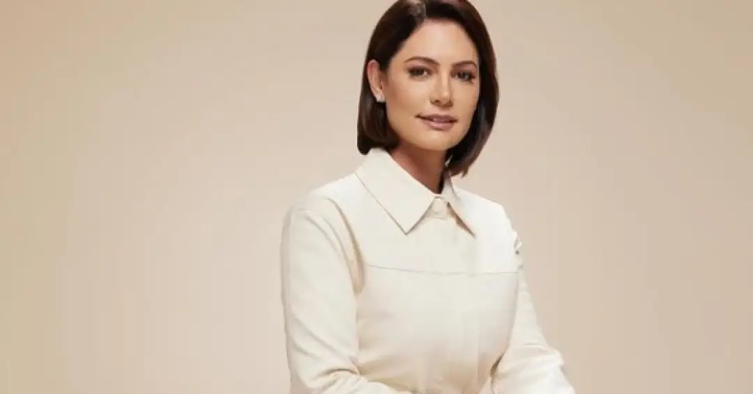 Michelle Bolsonaro sobe em palanque e pede votos para Flávio
