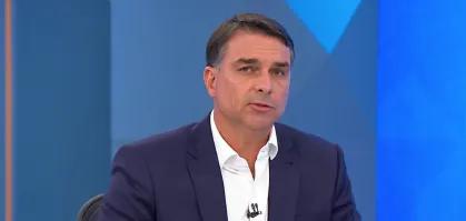 Flávio Bolsonaro deixa sabatina no Jornal Nacional sob pressão após perguntas sobre Banco Master