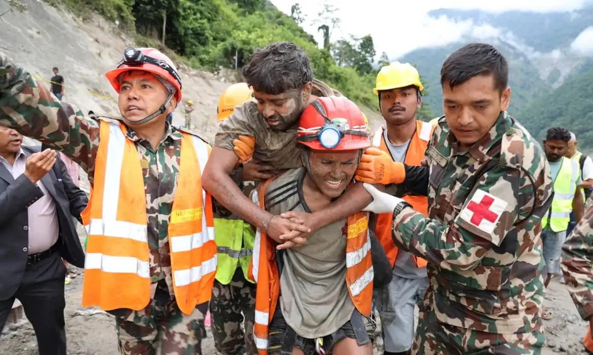 Nepal: Duas pessoas são resgatadas com vida 10 dias após enchentes - número de desaparecidos ultrapassa 5 mil.