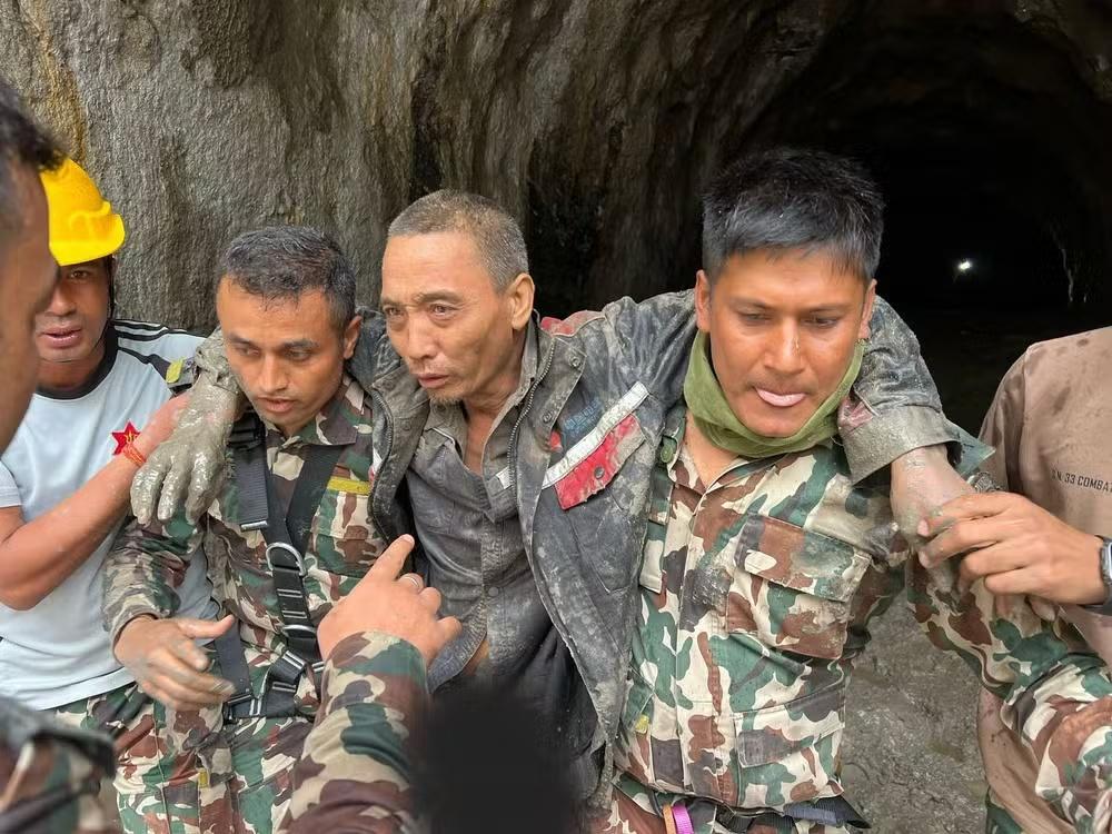 Chinês resgatado após 10 dias em túnel no Nepal: 