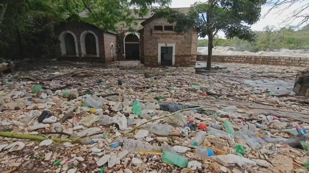 Rio Tietê transborda, espalha toneladas de lixo e alagamentos no interior de SP