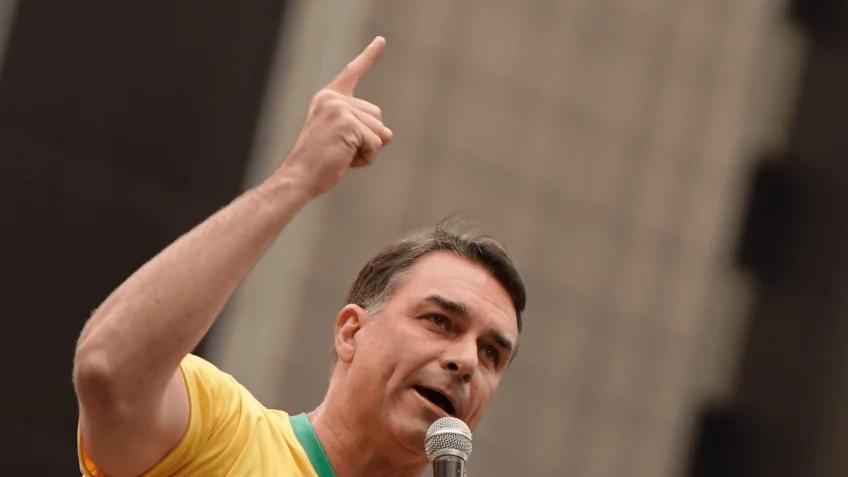 Flávio Bolsonaro chama reajuste do Bolsa Família de ilegal e acusa Lula de usar medida eleitoral