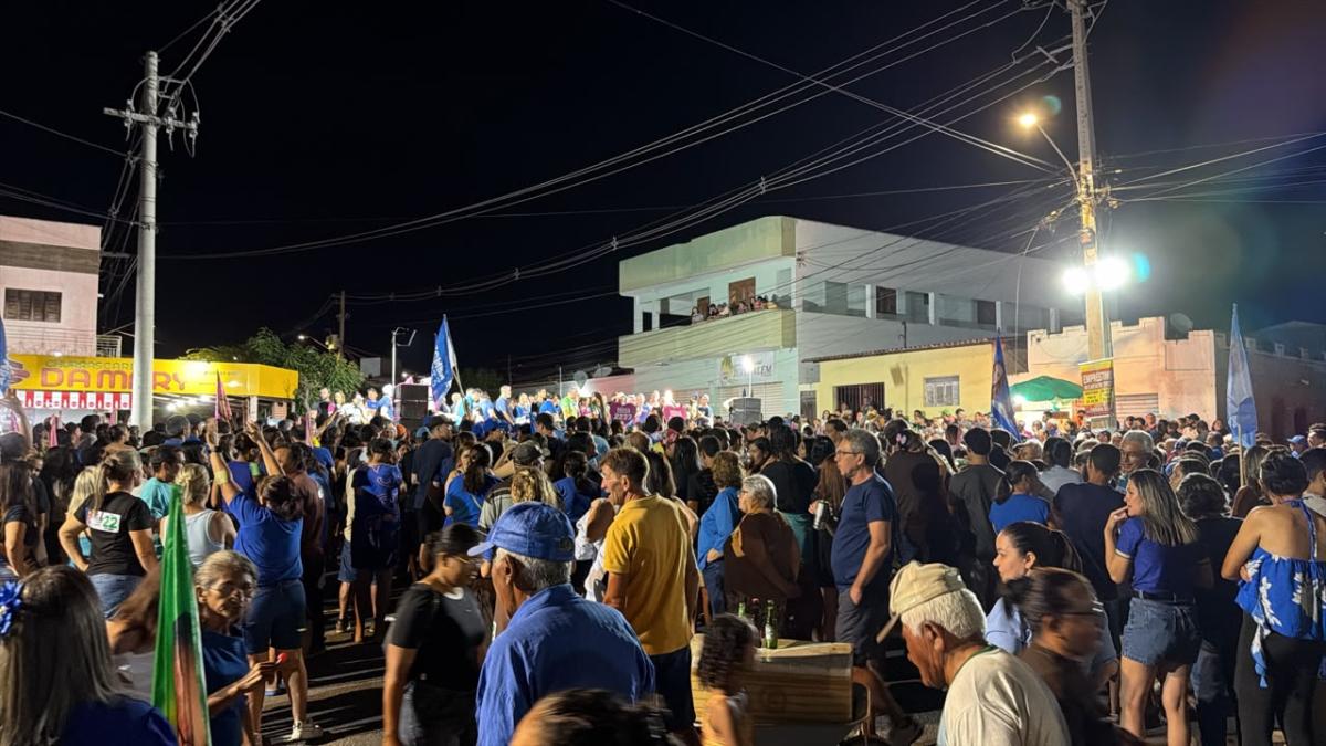 Tomba reúne apoiadores com enorme passeata em Santa Cruz e presença de Álvaro Dias e Nina